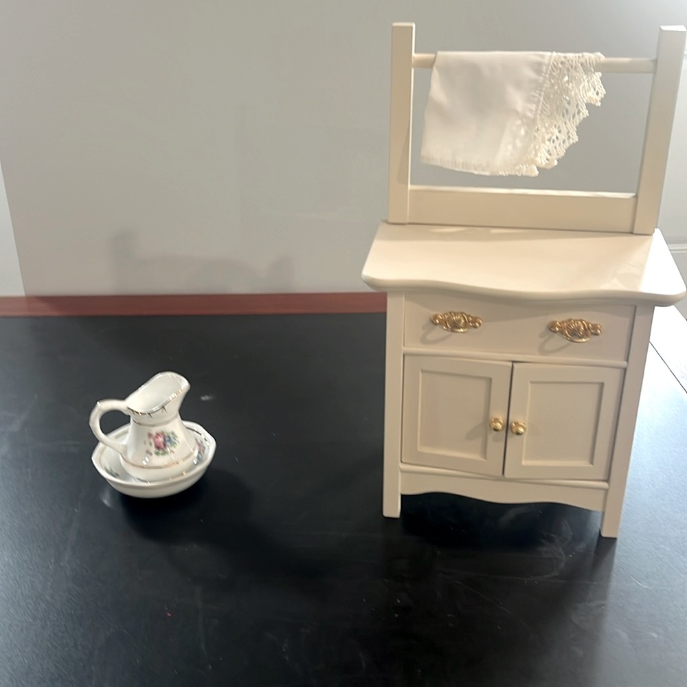 LIKE NEWAmerican Girl Samantha Dresser Set